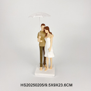 Statuine Sposi in Resina all'Ingrosso Decorazione per <span class=keywords><strong>Matrimonio</strong></span> Simpatica Coppia Abbracciata Stile Cartoon Statuetta Decorativa per <span class=keywords><strong>Torta</strong></span> Nuziale - Product Image 5
