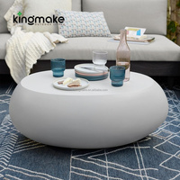 Table basse moderne en béton durable, forme pierre, pour balcon et terrasse d'hôtel, idéale pour un usage quotidien