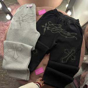 Pantalones Deportivos Personalizados al por Mayor de Alta Calidad en Felpa de Algodón, Estilo Urbano Y2K Grunge con Pedrería y Gráficos de Cruz para Hombre - Product Image 1