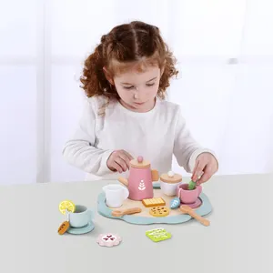 Set di giocattoli per bambini del tè del pomeriggio gioioso, tra cui servizio da tè, teiera e giocattoli da cucina in legno per giocare a casa.