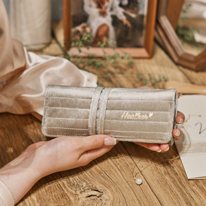 Bolsa de viaje bordada personalizada Retro moderna bolsa de almacenamiento de joyería rodante de terciopelo multifuncional - Product Image 5