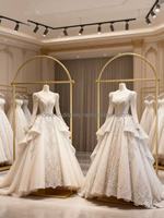 Porte-vêtements sur pied en fer doré, luxueux et sur mesure, anti-rouille, idéal pour les boutiques de robes de mariée