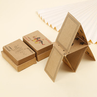 Publicité pour jeu de cartes sur table de poker en papier kraft. Cartes de poker pour divertissement, personnalisables avec logos.