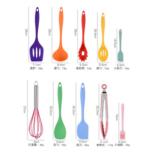 Juego de utensilios de cocina de silicona coloridos, que incluye espátula, cuchara, batidor, pinzas para alimentos y utensilios de cocina de silicona específicos para sartenes antiadherentes. - Product Image 4