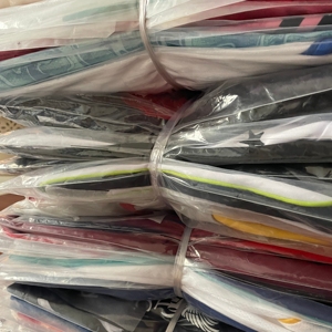 เสื้อฟุตบอลชายคอวี แบรนด์ไทย ดีไซน์สีตัดต่อ แขนสั้น ผ้าโพลีเอไมด์ ของใหม่ ไม่เคยใช้งาน - Product Image 1