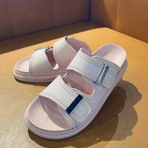 Sandales plates élégantes Mqqueens beiges, sandales de luxe à bout ouvert et bride arrière, chaussures d'été pour femmes, style slip-on. - Product Image 1