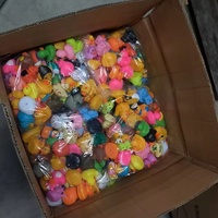 Mini jouets drôles personnalisés de bain de PVC animaux flottants éducatifs emballés en vrac avec le bruit de BB mini canards en caoutchouc en plastique pour le bain de bébé