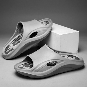 รองเท้าแตะแบบสวม unisex สีดำ ทำจากวัสดุ EVA PVC พิมพ์ลายโลโก้ได้ตามต้องการ กันลื่น เหมาะสำหรับใส่กลางแจ้งในฤดูหนาว รองเท้าสไลด์สำหรับผู้ชาย - Product Image 3