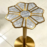 Table d'appoint décorative en résine époxy classique en forme de fleur, avec cadre en métal doré, pour salon et chambre à coucher