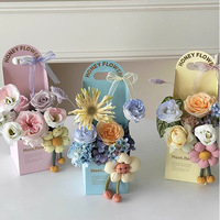 Boîte à fleurs en papier bleu rose jaune avec poignée
