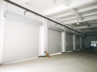 Porte roulante industrielle minimaliste en aluminium, plaque d'aluminium épaisse, volet résistant au vent pour supermarché, zone à forte pression de vent