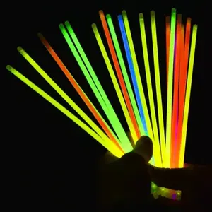 Bâtons lumineux en plastique colorés fournitures de fête en vrac fête petite étoile dans les bâtons sombres