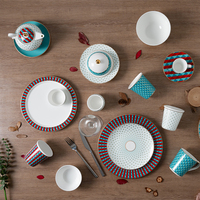 Service de table de luxe moderne en porcelaine fine, comprenant assiettes, plats, bols et soupières pour Noël