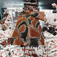Tissu de dentelle en tulle brodé de sequins et de perles, avec grandes appliques florales en velours orange brûlé et noir, luxueux et écologique pour mariage