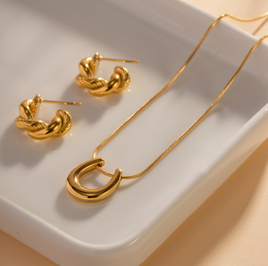 Vente en gros de colliers à pendentifs personnalisés pour sabots de chevaux colliers à pendentifs en forme de U plaqués or 18 carats - Product Image 2