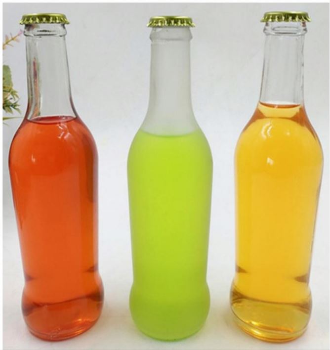 безалкогольные напитки в стеклянных бутылках. бутылки под лимонад. лимонад в стеклянной бутылке. напитки в бутылках без этикеток. лимонад в стеклянной бутылке.
