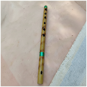ขลุ่ยไม้ไผ่เคลือบเงาสีทองพร้อมแถบเน้นสีเขียวที่โดดเด่นพื้นผิวมันวาวสูงเครื่องดนตรีสร้างเสียงลมที่สวยงาม - Product Image 1