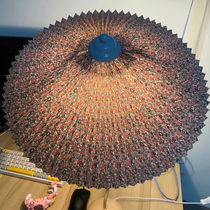 Đèn bàn kiểu Pháp, phong cách đồng quê, boho chic, chụp đèn bằng vải hoa xếp ly, thân đèn kim loại cong, đèn bàn độc đáo tạo không gian ấm cúng, kiểu mũ xếp ly - Product Image 5