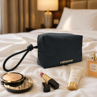 Pochette de maquillage en nylon noir avec logo personnalisé, sangle de poignet nouée, intérieur spacieux, organiseur de beauté promotionnel, trousse de toilette, étui à cosmétiques