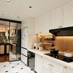 Armoire de cuisine moderne de luxe légère en blanc Balom avec portes à panneaux plats, poignées dorées et disposition en forme de L - Product Image 3
