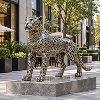 Grande sculpture de léopard en acier inoxydable poli miroir, statue animale personnalisée, décoration extérieure durable pour hôtel, place publique, musée, jardin