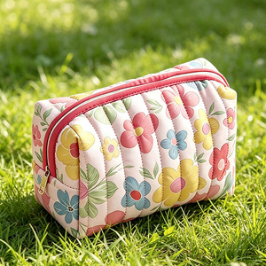 Sac de maquillage matelassé floral personnalisé écologique en gros, sac cosmétique portable pour filles, idéal pour l'extérieur - Grande Vente - Product Image 5