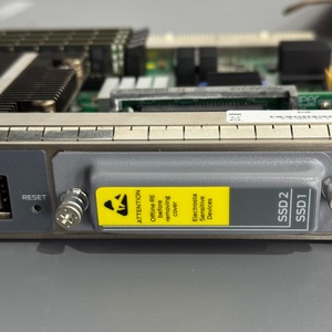 Module réseau Juniper d'occasion RE-S-X6-128G POE avec plus de 32 ports et capacité de commutation de 2,56 Tbps - Product Image 3