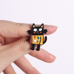 Broches en métal en gros, motifs de chats de dessin animé créatifs et uniques, broches souvenir originales, accessoires en métal pour vêtements - Product Image 5