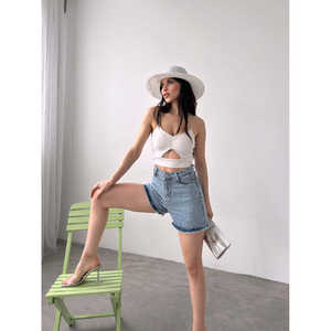 Shorts de Mezclilla para Mujer Lucky Brand, Azul Claro, Corte Recto, Estampados, Dobladillo Asimétrico, Cintura Alta, 100% Algodón, Estilo Veraniego - Product Image 2