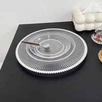 Assiette de présentation en plastique transparent de 13 pouces avec des plats acryliques ronds à bord blanc pour le dîner de mariage