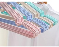 Nouveau design de cintres crantés ultra minces pour vêtements en métal cintres pour chemises avec revêtement en PVC pour la lessive