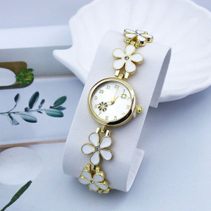 นาฬิกาข้อมือผู้หญิงลายดอกไม้สุดนิยมปี 2026 นาฬิกาควอตซ์ผู้หญิง - Product Image 1