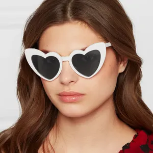 Модные солнцезащитные очки в форме сердца