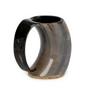 Carafe en corne naturelle avec poignée, dégradé noir-brun, vaisselle rétro - Product Image 1