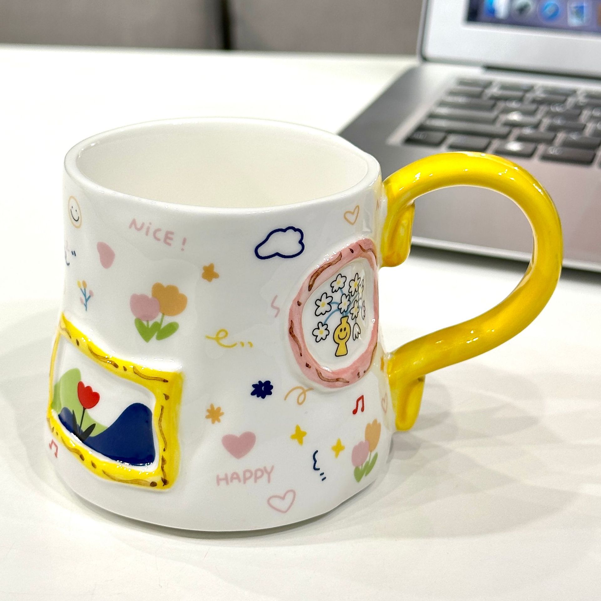 Taza con nota blanca difusa y empaque tipo burbuja.