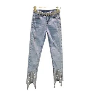 Slim Fit denim quần với chuỗi trang trí người phụ nữ jeans nhà máy bán buôn Hot Bán cho mùa xuân và mùa hè