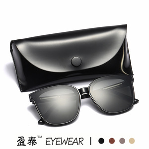 แว่นกันแดด ยูวี 400 กรอบพีซี ป้องกันรังสียูวี 400 คลาส 2  ดีไซน์ทันสมัย สีเทา - Product Image 4