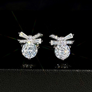 Orecchini a Perno con Fiocco in Oro Bianco, Zirconi Rotondi con Montatura a Griffe, Placcati in Rodio, Gioielli Classici da Sposa per Donne - Product Image 4