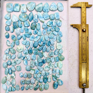 พลอยลาริมาร์ธรรมชาติจาก MAHNAJ GEMS ควอตซ์ทำมือ ขายส่งพลอยจำนวนมาก สีฟ้าอ่อน ขัดเงา สำหรับทำเครื่องประดับ - Product Image 2