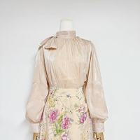 Ensemble deux pièces élégant de style vintage français, comprenant un haut en dentelle à manches longues avec col montant en tissu maillé