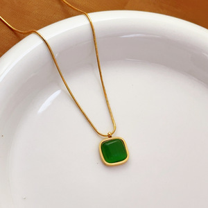Collier pendentif carré coloré tendance pour femme en acier inoxydable plaqué or de luxe de la marque Elodie, chaîne serpent, ne ternit pas, vente en gros - Product Image 2