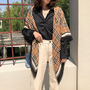 Vente en gros 2023 nouvelle arrivée carré en coton 130x130cm grandes femmes célèbre marque de styliste châles dames châles avec pompon - Product Image 2