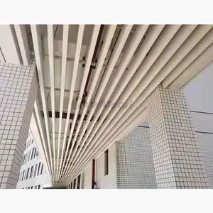 홀 몰 상점 장식용 금속 스트립 우드 베플 천장 U 자형 알루미늄 매달린 천장 패널 거짓 천장 디자인