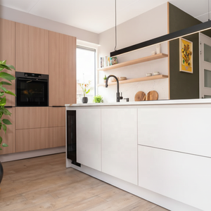 Cocina Moderna con Isla Blanca y Gabinetes de Madera, Diseño Artístico, Herrajes Negros, Estantes Abiertos - Product Image 1