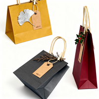 Sac en papier kraft écologique avec logo personnalisé avec poignée plate pour les cadeaux et les achats Sac en papier artisanal avec surface imprimée