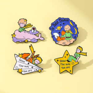 Spilla in metallo smaltata Il Piccolo Principe, con Rosa, Volpe e Cielo Stellato, grazioso accessorio per amanti dei libri, per zaino e giacca - Product Image 2