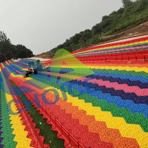 Outdoor arco-íris slide passeio plástico arco-íris slide para playground diversões jogo crianças grama deslizante maneira