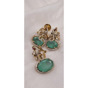 Boucles d'oreilles de luxe de style antique, serties d'émeraudes et de diamants, avec motifs de paon complexes, et de grands émeraudes ovales. - Product Image 1