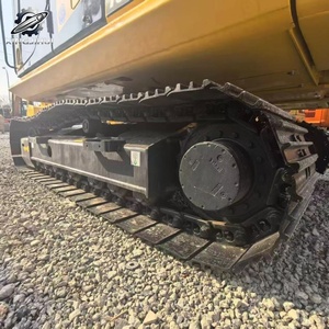 Excavatrice sur chenilles Komatsu 130 d'occasion, 13 tonnes, godet de 0,6 m³, marque japonaise d'origine, excavatrice de construction de taille moyenne, faible nombre d'heures, bon état - Product Image 6