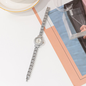 Montre à quartz pour femme, élégante et luxueuse, bracelet en alliage unique, montre pour dames - Product Image 4